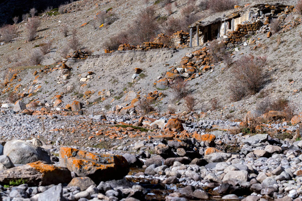 Veduta del vecchio villaggio abbandonato di Balkar nel Caucaso settentrionale - Foto, immagini