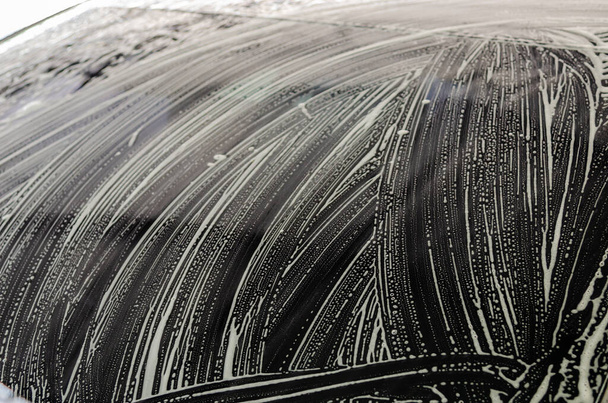 フォームクリーナー付きブラック車の洗浄 - 写真・画像