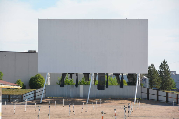 Un cine drive-in o drive-in es una forma de estructura de cine que consiste en una gran pantalla de cine al aire libre, una cabina de proyección, un stand de concesión, y una gran zona de aparcamiento para automóviles.  - Foto, imagen