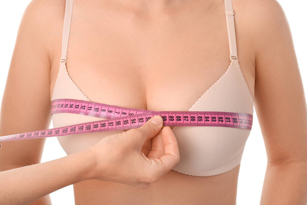 Medição do peito da jovem mulher contra fundo branco - Foto, Imagem