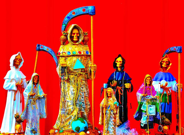 死者の日(el Da de los Muertos)はメキシコのカトリックの祝日で、家族は故人の親戚の魂を歓迎して、食べ物、飲み物、お祝いなどの簡単な再会を歓迎します。. - 写真・画像