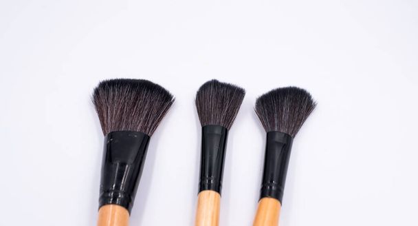 Cabeza de cierre de cepillos de maquillaje poner en el fondo, herramienta cosmética - Foto, imagen
