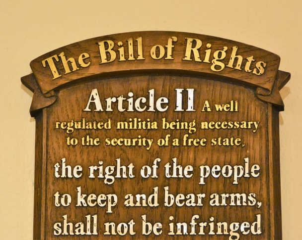 Yhdysvaltain perustuslain toisella lisäyksellä suojellaan oikeutta pitää ja kantaa aseita..  - Valokuva, kuva