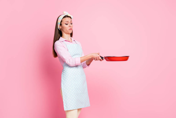 Portrait of her she nice attractive pretty funky dissatisfied housewife learning cooking lunch frying potato eggs fail failure quarantine hobby bad smell isolated over pink pastel color background - Valokuva, kuva
