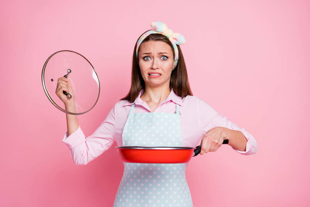 Portrait of her she nice attractive pretty funky brown-haired housewife learning cooking national cuisine lunch fail failure self isolation quarantine isolated over pink pastel color background - Fotografie, Obrázek