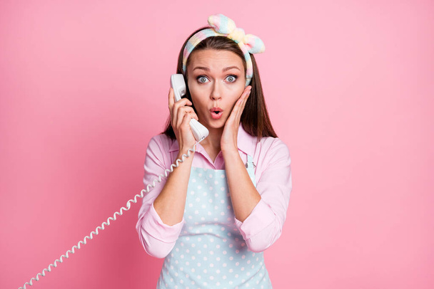 Close-up portrait of her she nice attractive pretty stunned wondered amazed funky brown-haired housewife calling friend discussing rumour isolated over pink pastel color background - Foto, Bild