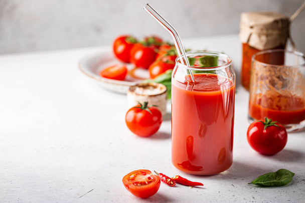 Glas tomatensap - Foto, afbeelding