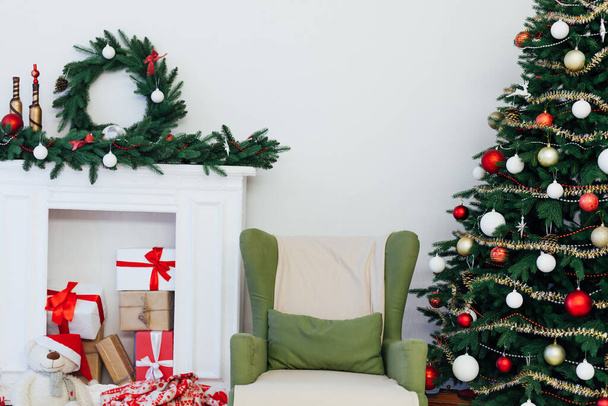 Karácsonyi belső tér a karácsonyfa fenyő Újévi ajándékok - Fotó, kép