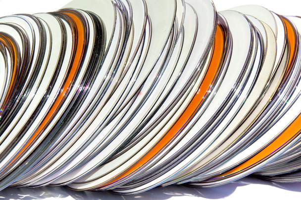 extreme close-up van stapel oranje en witte compact discs - Foto, afbeelding