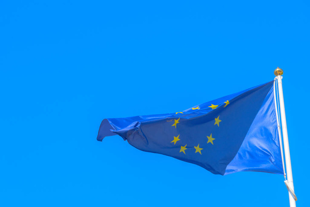 風に吹く欧州連合の旗 - 写真・画像