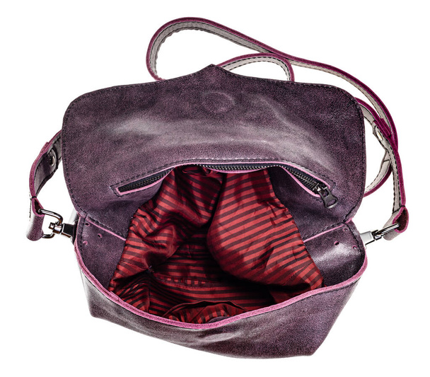 πάνω όψη της ανοιχτής κενής χειροποίητης crossbody τσάντας με κόκκινη επένδυση χειροποίητη από μαλακό γνήσιο δέρμα που απομονώνεται σε λευκό φόντο - Φωτογραφία, εικόνα