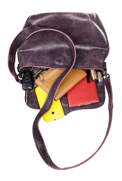 ručně vyrobená měkká dámská kožená taška s upuštěným obsahem izolované na bílém pozadí - Fotografie, Obrázek
