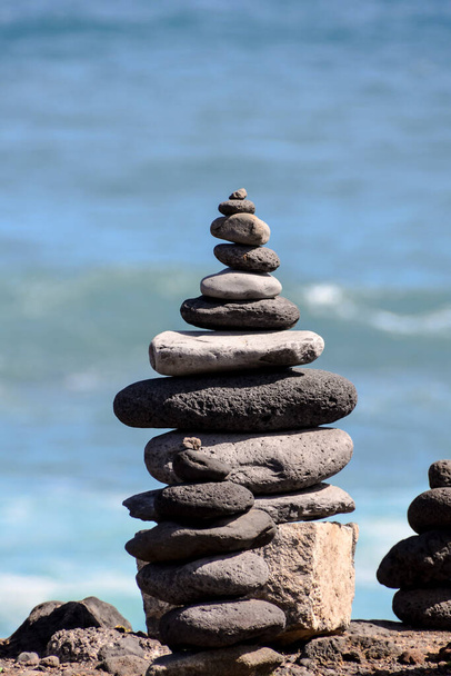 Zdjęcie Zdjęcie Stos kamieni na plaży morskiej - Zdjęcie, obraz