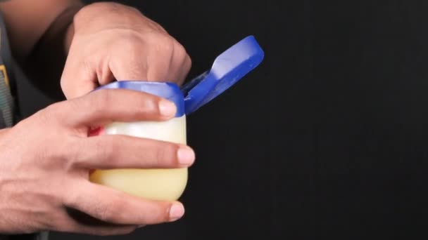  Κοντινό πλάνο του χεριού του ανθρώπου χρησιμοποιώντας ζελέ πετρελαίου  - Πλάνα, βίντεο