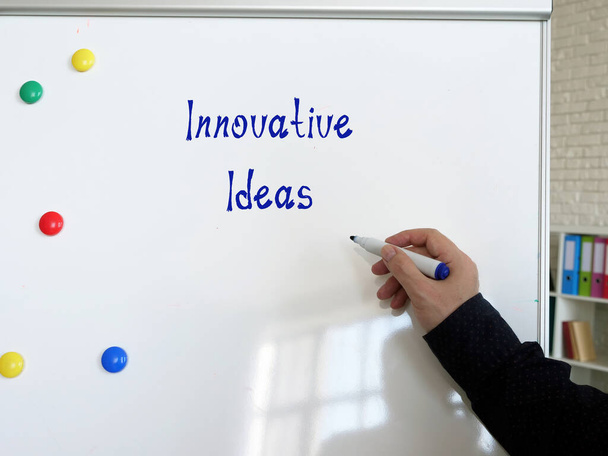 Бизнес-концепция инновационных идей с табличкой на листе - Фото, изображение