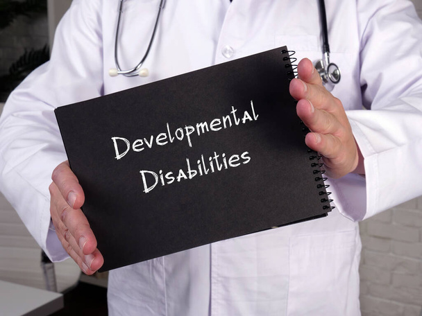 Koncepcja opieki zdrowotnej o niepełnosprawności rozwojowej ze znakiem na arkuszu - Zdjęcie, obraz