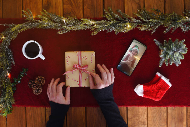 La famiglia celebra il Natale virtuale da lontano comunicando tramite videoconferenza e aprendo regali a casa - Foto, immagini