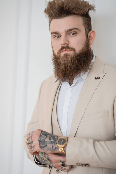 portrait of a guy with a beard and haircut and in a white suit on a white background - Fotoğraf, Görsel