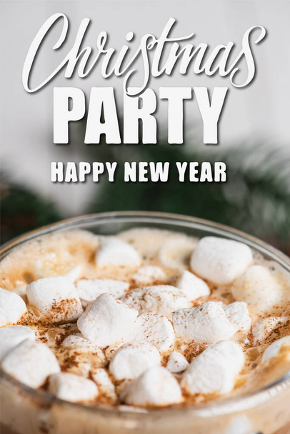 Nahaufnahme von Glas Tasse Kakao mit Marshmallows und Zimt in der Nähe Weihnachtsfeier, frohes neues Jahr Schriftzug  - Foto, Bild