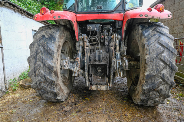 Traktorin takapää, jossa näkyy pisteiden ja 3-pisteiden välinen kytkentä, - Valokuva, kuva
