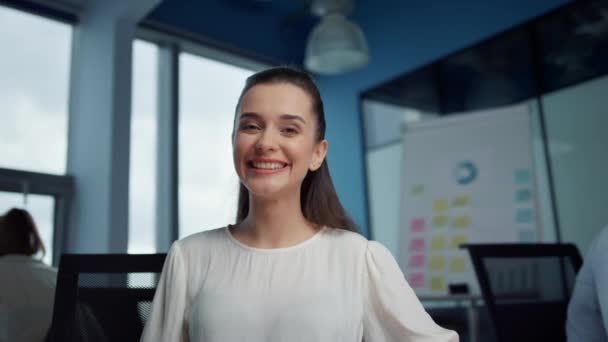 Mujer de negocios alegre hablando con su colega en línea por chat de vídeo en el lugar de trabajo - Metraje, vídeo