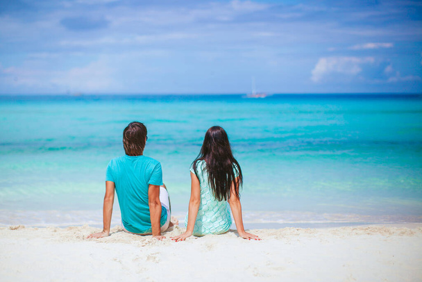Junges Paar am weißen Strand im Sommerurlaub. - Foto, Bild