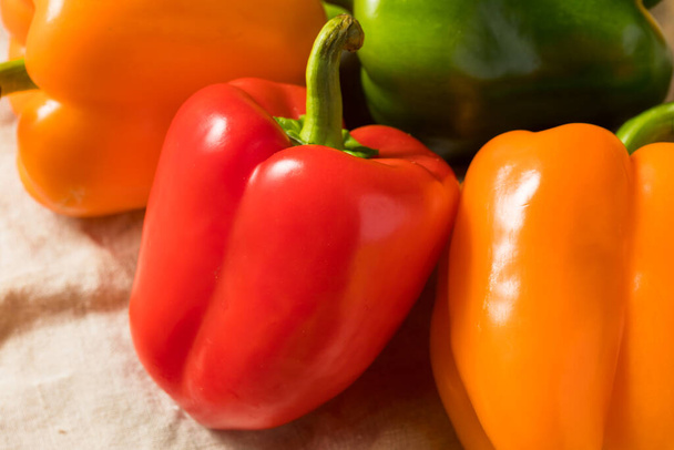 Raw Organic Kleurrijke Bell Peppers in een Bunch - Foto, afbeelding