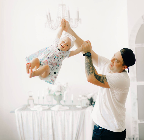 Young father has a fun and plays with his little daughter. - Foto, immagini