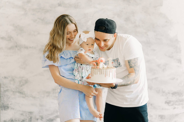 Les jeunes parents donnent gâteau d'anniversaire pour la première année de naissance leur petite fille. - Photo, image