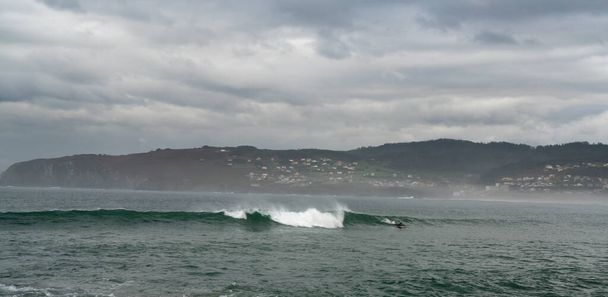 Valdovino / Galice / Espagne - 18 novembre 2020 : surf sur une plage de Frouxeira en Galice dans le nord de l'Espagne - Photo, image