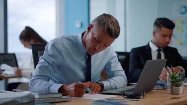 Empresario disgustado usando laptop. Gerente masculino trabajando con documentos - Metraje, vídeo