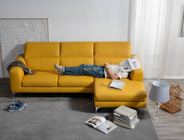 Foto de tiro único de um quarto com um sofá e pessoa - Foto, Imagem