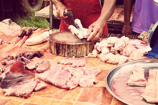 Porc disséqué à côté du marché ambulant
 - Photo, image
