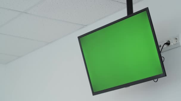 Zielony ekran TV dla biznesu w biurze lub magazynie - Materiał filmowy, wideo