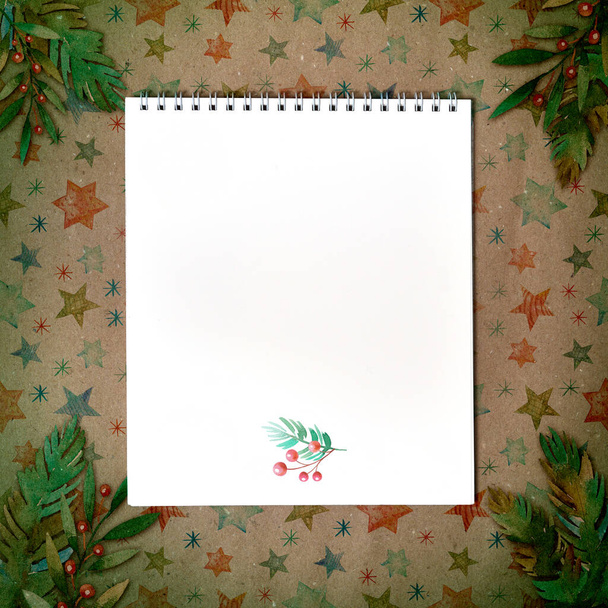 Spirál notebook fehér lap felirat a háttér kézműves papír szilveszteri dekoráció.  - Fotó, kép