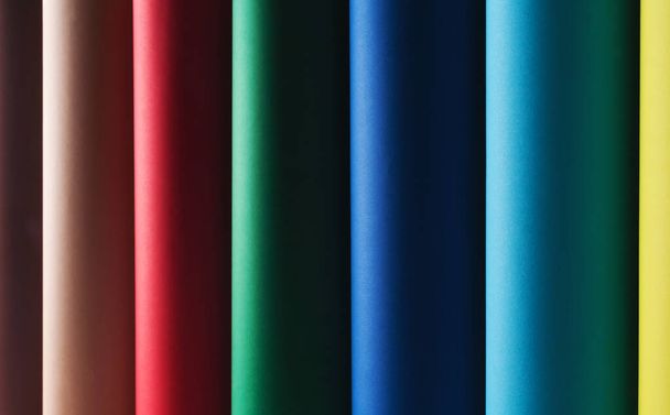 Papel colorido em rolos de papelão cilíndrico multicolorido. - Foto, Imagem