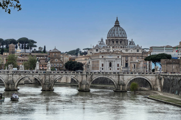 The Tevere river with the Vatican in background t - Fotoğraf, Görsel