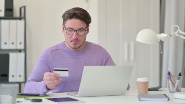Successo di pagamento online sul computer portatile per l'uomo di mezza età - Filmati, video