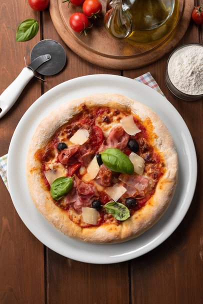Prosciutto ve parmesanlı nefis İtalyan pizzası.  - Fotoğraf, Görsel