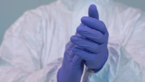 Zpomalený pohyb španělského lékaře v PPE tleskání rukou k úspěchu léčby covid-19 pandemie. Zdravotník na klinice interiéru. Španělsko coronavirus vděčnost koncept - Záběry, video