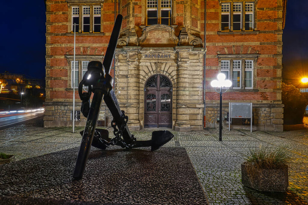Âncora no edifício histórico da autoridade portuária em Dortmund - Foto, Imagem