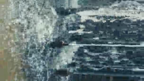Spray szökőkút a város főterén nyáron, közelkép. Függőleges lövés. - Felvétel, videó