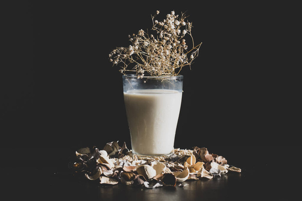 Healthy Breakfast Served in the morning with corn flakes Whole grains and raisins on the wood dark background in vintage style. Healthy diet in the morning. Flowers and food aesthetic composition. - Foto, Bild