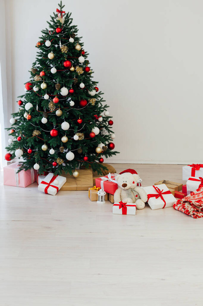 Sylwester Boże Narodzenie wnętrze dom wystrój czerwony choinka sosna prezenty - Zdjęcie, obraz