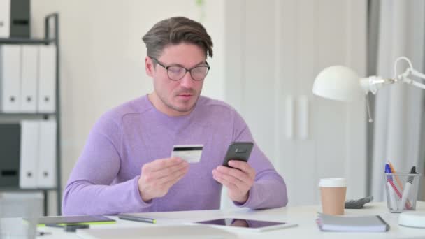 Fehlschlag beim Online-Shopping mit dem Smartphone durch Mann mittleren Alters - Filmmaterial, Video