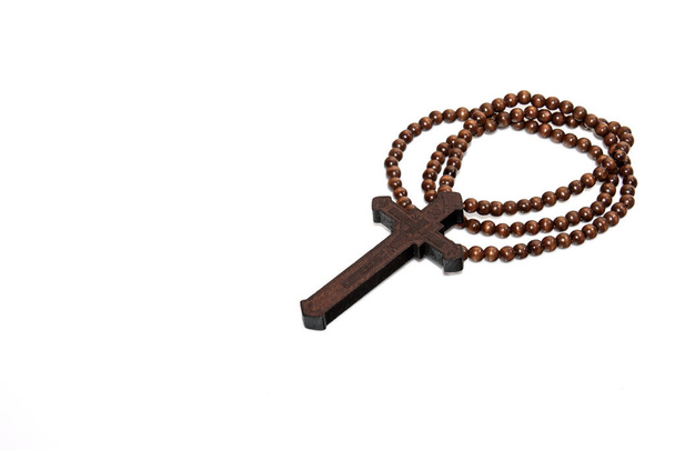 Madera cristiana cruz collar aislamiento sobre fondo blanco con espacio libre - Foto, imagen