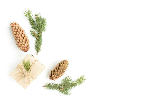 Composición navideña de juguetes navideños, conos y ramas de abeto aislados sobre fondo blanco. - Foto, Imagen