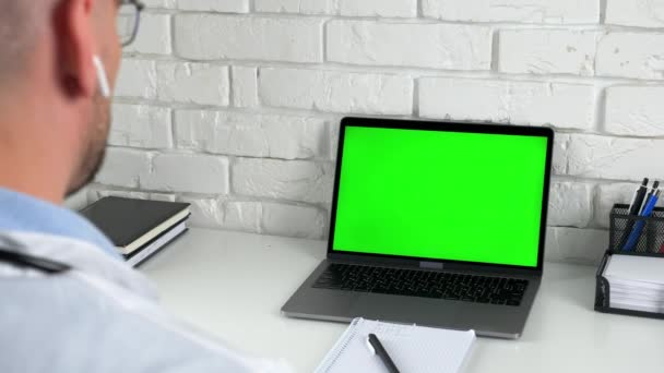 Πράσινη οθόνη laptop έννοια: Ιατρική εργαζόμενος εμφάνιση οθόνη υπολογιστή ακούσετε ασθενή - Πλάνα, βίντεο