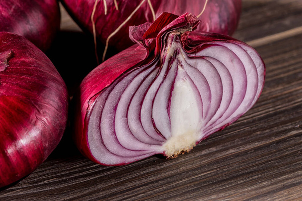 red onions on rustic wood - Fotoğraf, Görsel