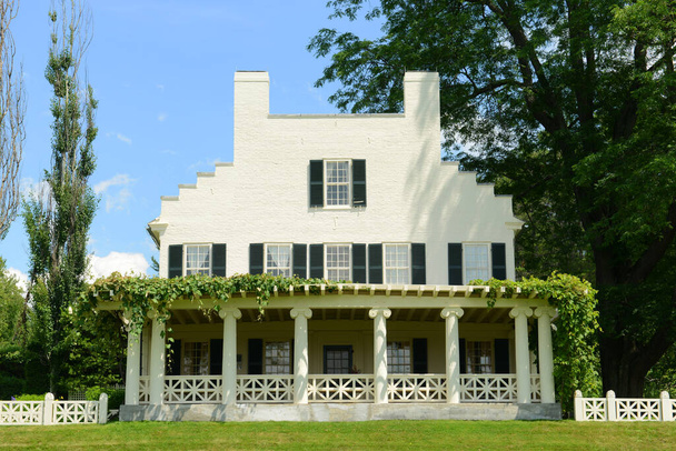 Saint-Gaudens House (Aspet), zbudowany w 1817 roku, w Saint-Gaudens National Historic Site w Cornish, New Hampshire, USA. To jedyna strona NPS w New Hampshire.. - Zdjęcie, obraz